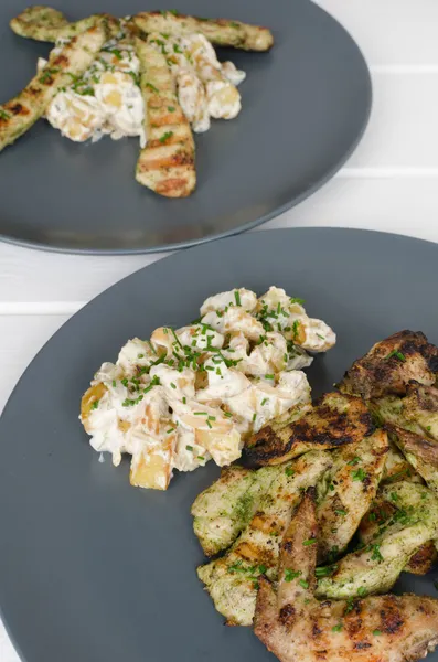 Grilled chicken with potato salad — Stock Photo, Image