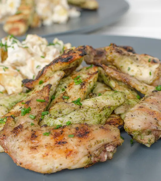 Grilled chicken with potato salad — Stock Photo, Image