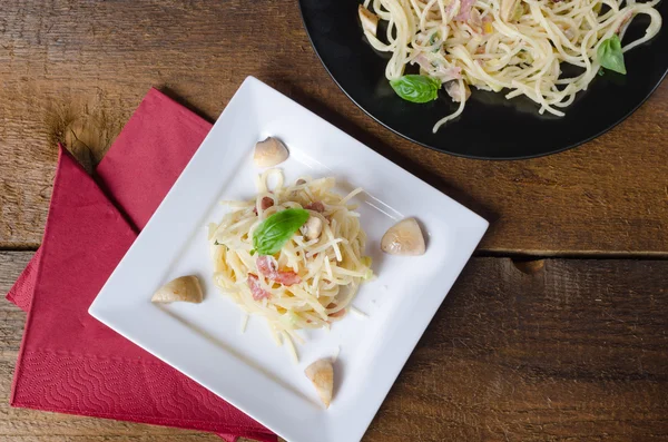 Pasta - spaghetti, basilico, prosciutto e porro — Foto Stock