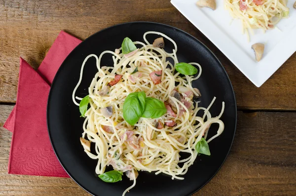 Massas - esparguete, manjericão, presunto e alho-porro — Fotografia de Stock