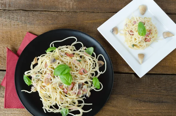 Makarna - spagetti, fesleğen, jambon ve pırasa — Stok fotoğraf