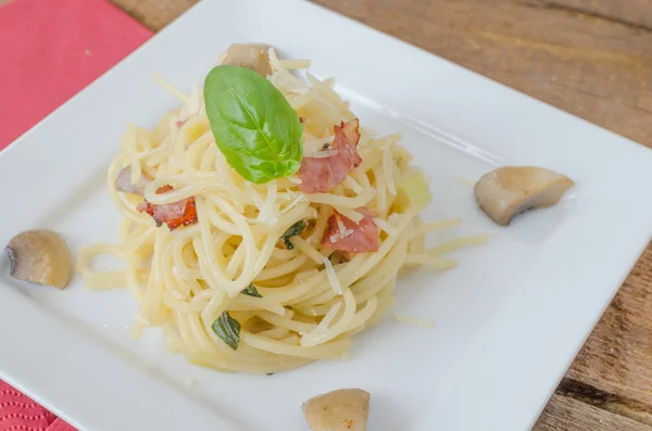 Pasta - spaghetti, basilika, skinka och purjolök — Stockfoto