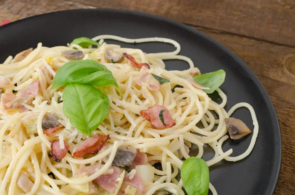 Těstoviny - špagety, bazalka, šunkou a pórkem — Stock fotografie