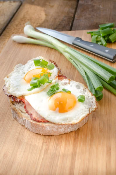Pão fresco com ovos e presunto — Fotografia de Stock