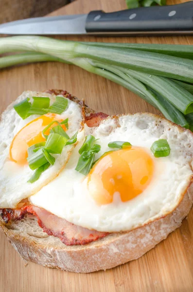 Świeży chleb z jajkiem i szynką — Zdjęcie stockowe