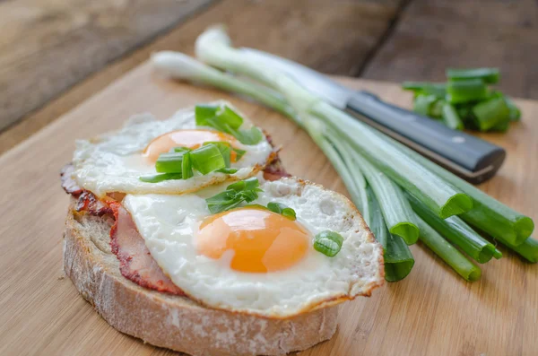 Świeży chleb z jajkiem i szynką — Zdjęcie stockowe