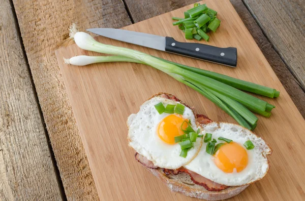 Pan fresco con huevos y jamón — Foto de Stock