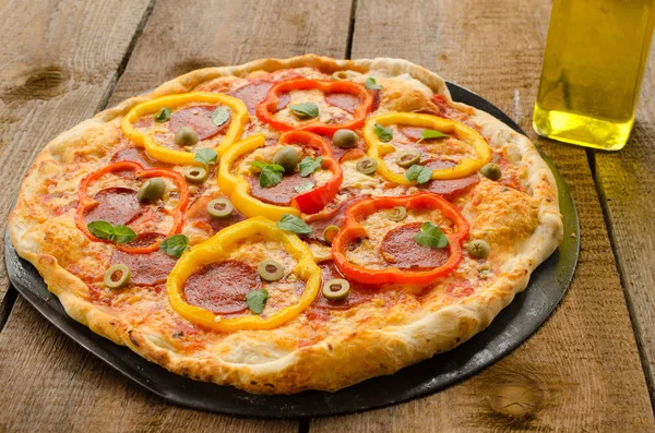 Pizza italiana con pimentón, salami y aceitunas —  Fotos de Stock