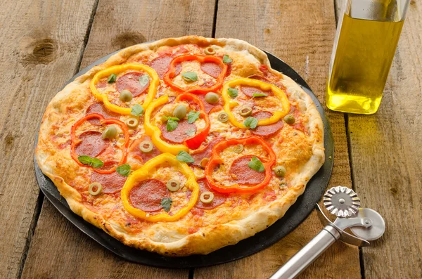 意大利的比萨饼和辣椒粉、 意大利腊肠和橄榄 — 图库照片