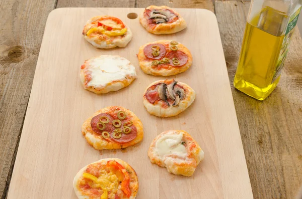 Italiaanse pizza met paprika, salami en olijven — Stockfoto