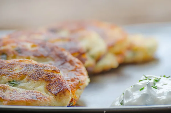 Panqueques de patata fritos con sopa de salsa de cebollino — Foto de Stock