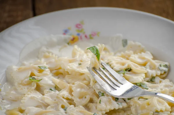 Fresh pasta with cheese, creame and basil — Stock Photo, Image