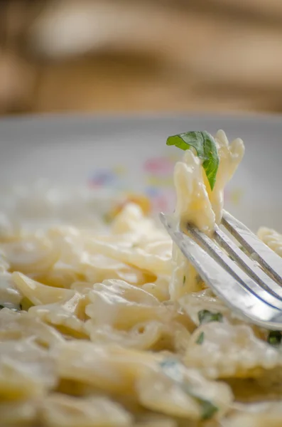 Fresh pasta with cheese, creame and basil — Stock Photo, Image