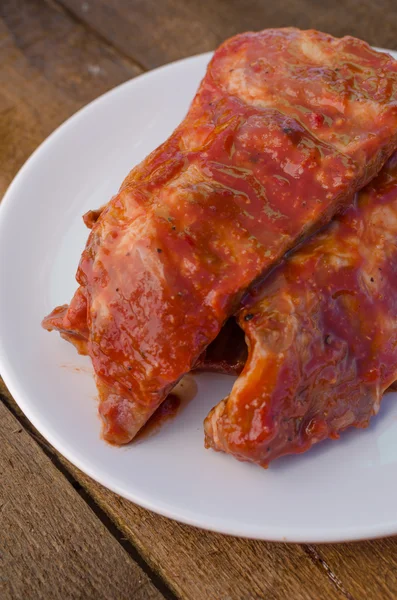 Spareribs on grill with hot marinade — Stock Photo, Image