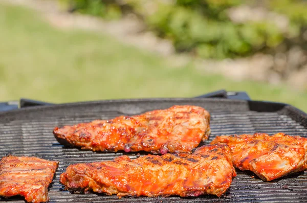 Spareribs sur le gril avec marinade chaude — Photo