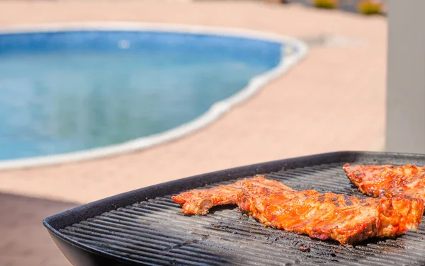 Spareribs on grill with hot marinade — Stock Photo, Image