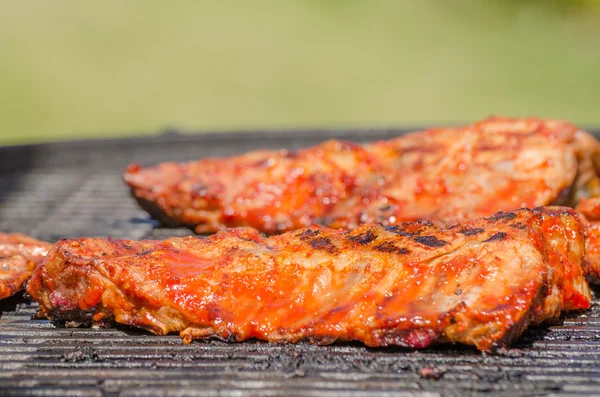 Spareribs on grill with hot marinade — Stock Photo, Image