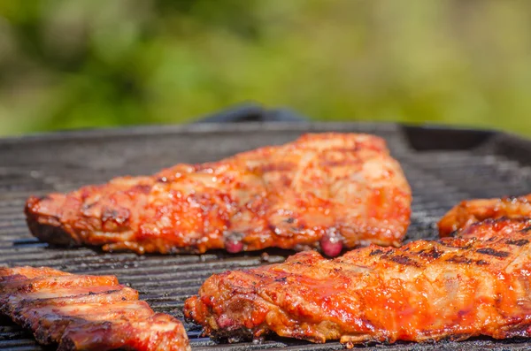 Spareribs auf dem Grill mit heißer Marinade — Stockfoto