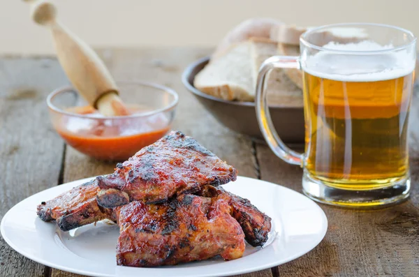 Revbensspjäll på grillen med varm marinad, tjeckisk öl — Stockfoto