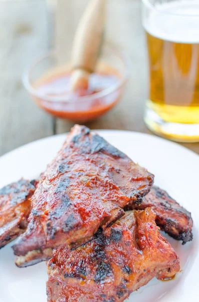 Spareribs on grill with hot marinade, czech beer — Stock Photo, Image