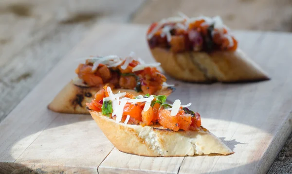 Crostini com cebola, tomate e manjericão — Fotografia de Stock