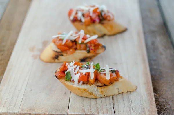 Crostini con cebolla, tomate y albahaca —  Fotos de Stock