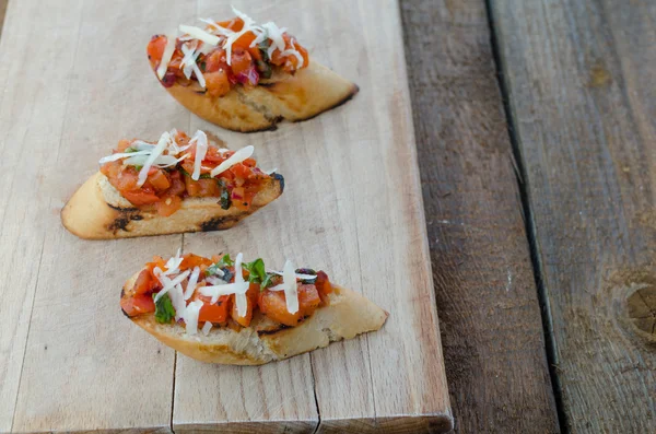 Crostini z cebulą, pomidorem i bazylią — Zdjęcie stockowe