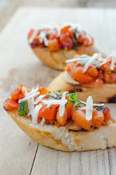 Crostini con cebolla, tomate y albahaca —  Fotos de Stock