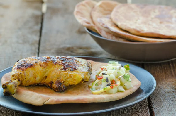 Galinha grelhada com naan — Fotografia de Stock