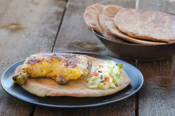 Grilled chicken with naan — Stock Photo, Image