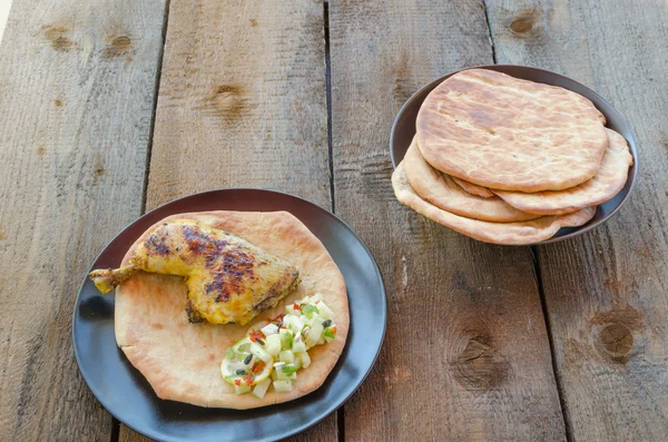 Grilled chicken with naan — Stock Photo, Image