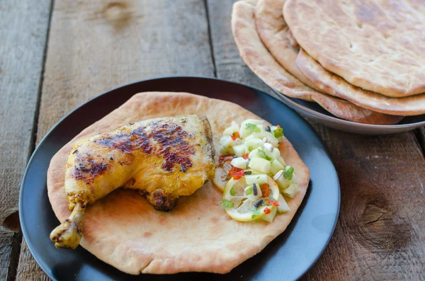 Gegrilde kip met naan — Stockfoto