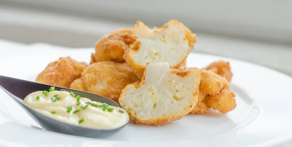 Coliflor frita con mayonesa casera —  Fotos de Stock