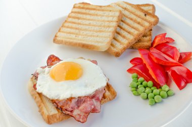 taze kahvaltı - jambon, yumurta, sebze ve tost