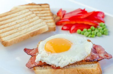 taze kahvaltı - jambon, yumurta, sebze ve tost