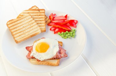 taze kahvaltı - jambon, yumurta, sebze ve tost