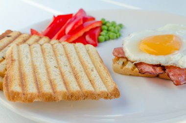taze kahvaltı - jambon, yumurta, sebze ve tost