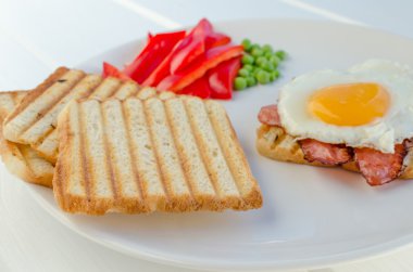 taze kahvaltı - jambon, yumurta, sebze ve tost