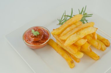 Ketçaplı patates kızartması.