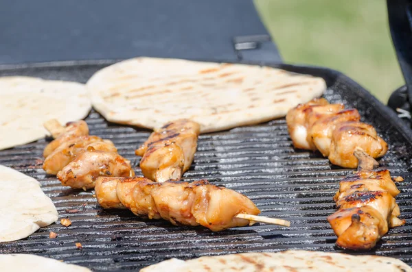 Brochetas de pollo a la plancha —  Fotos de Stock