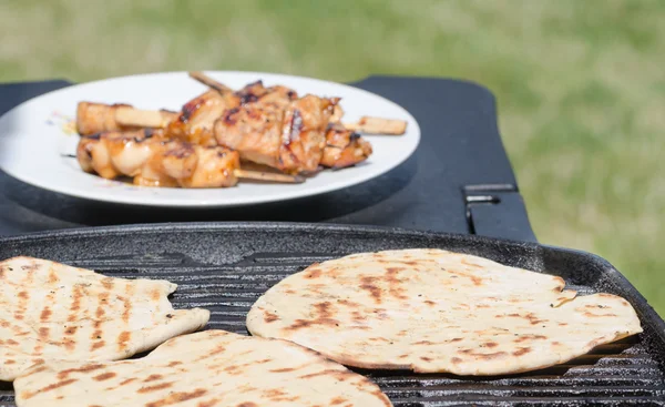 Grilled chicken skewers — Stock Photo, Image