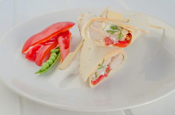 WRAP a la parrilla con crema de ajo y verduras frescas con aderezo de aceite dressingoil — Foto de Stock