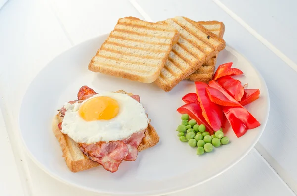 Verse betaalbaar - ham, eieren, fruit- en toast — Stockfoto
