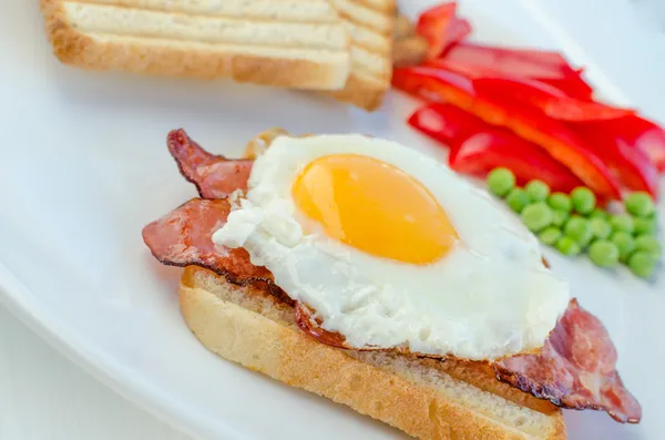 Pequeno-almoço fresco - presunto, ovos, legumes e torradas — Fotografia de Stock