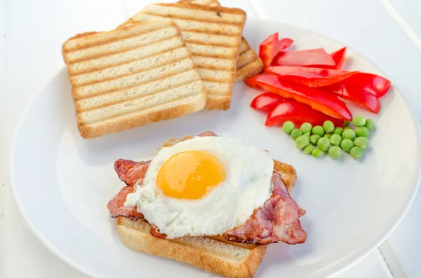 Verse betaalbaar - ham, eieren, fruit- en toast — Stockfoto