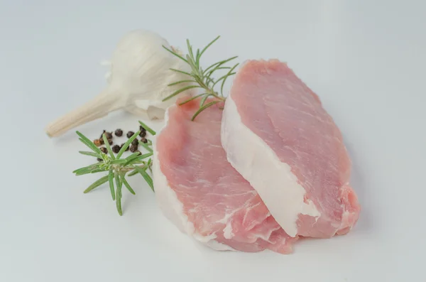 Rohe Schweinekoteletts mit Rosmarin und Knoblauch — Stockfoto