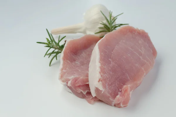 Rohe Schweinekoteletts mit Rosmarin und Knoblauch — Stockfoto