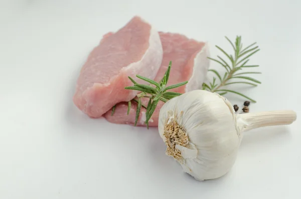 Chuletas de cerdo crudas con romero y ajo —  Fotos de Stock