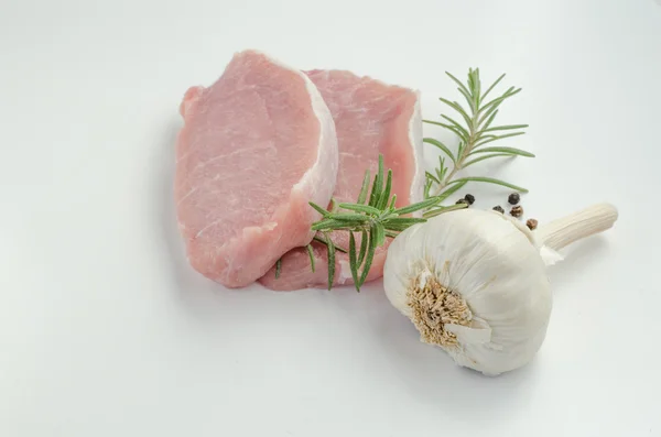 Chuletas de cerdo crudas con romero y ajo —  Fotos de Stock