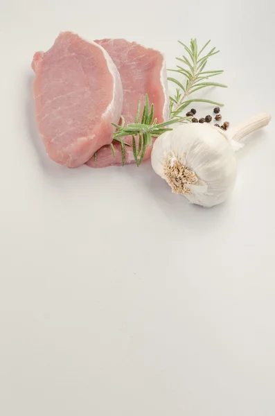 Chuletas de cerdo crudas con romero y ajo —  Fotos de Stock